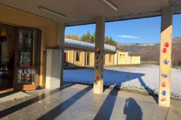 La scuola primaria Italo Calvino di Avigliana sarà oggetto di importanti interventi di ristrutturazione finalizzati all’adeguamento sismico dell’edificio, consistente nei lavori di rinforzo strutturale dei pilastri, di rifacimento del tetto, delle pavimentazioni e, infine, di decorazione dei muri