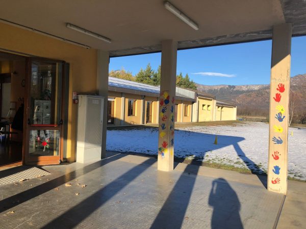 La scuola primaria Italo Calvino di Avigliana sarà oggetto di importanti interventi di ristrutturazione finalizzati all’adeguamento sismico dell’edificio, consistente nei lavori di rinforzo strutturale dei pilastri, di rifacimento del tetto, delle pavimentazioni e, infine, di decorazione dei muri