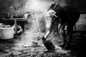 Il procedimento di preparazione della ceramica Raku, cotta sotto le braci