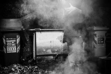 Il procedimento di preparazione della ceramica Raku, cotta sotto le braci